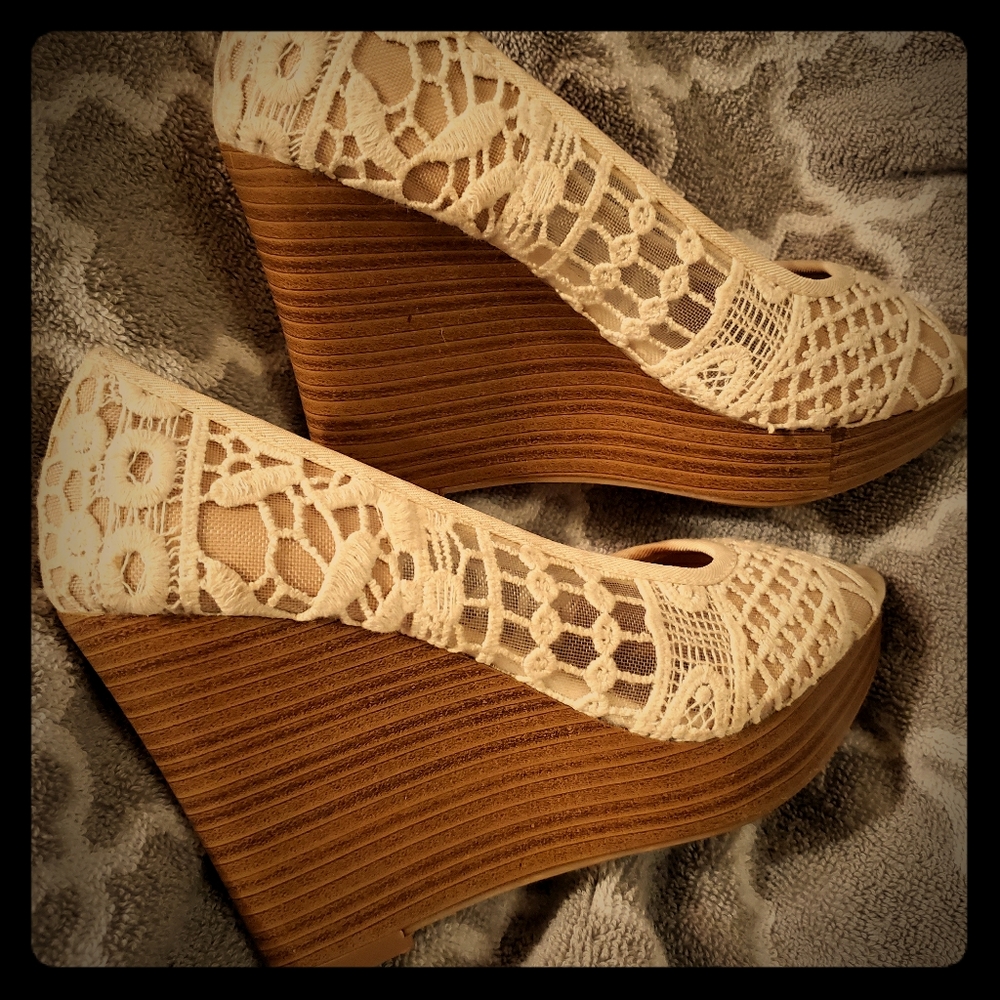cream colored American eagle wedges
